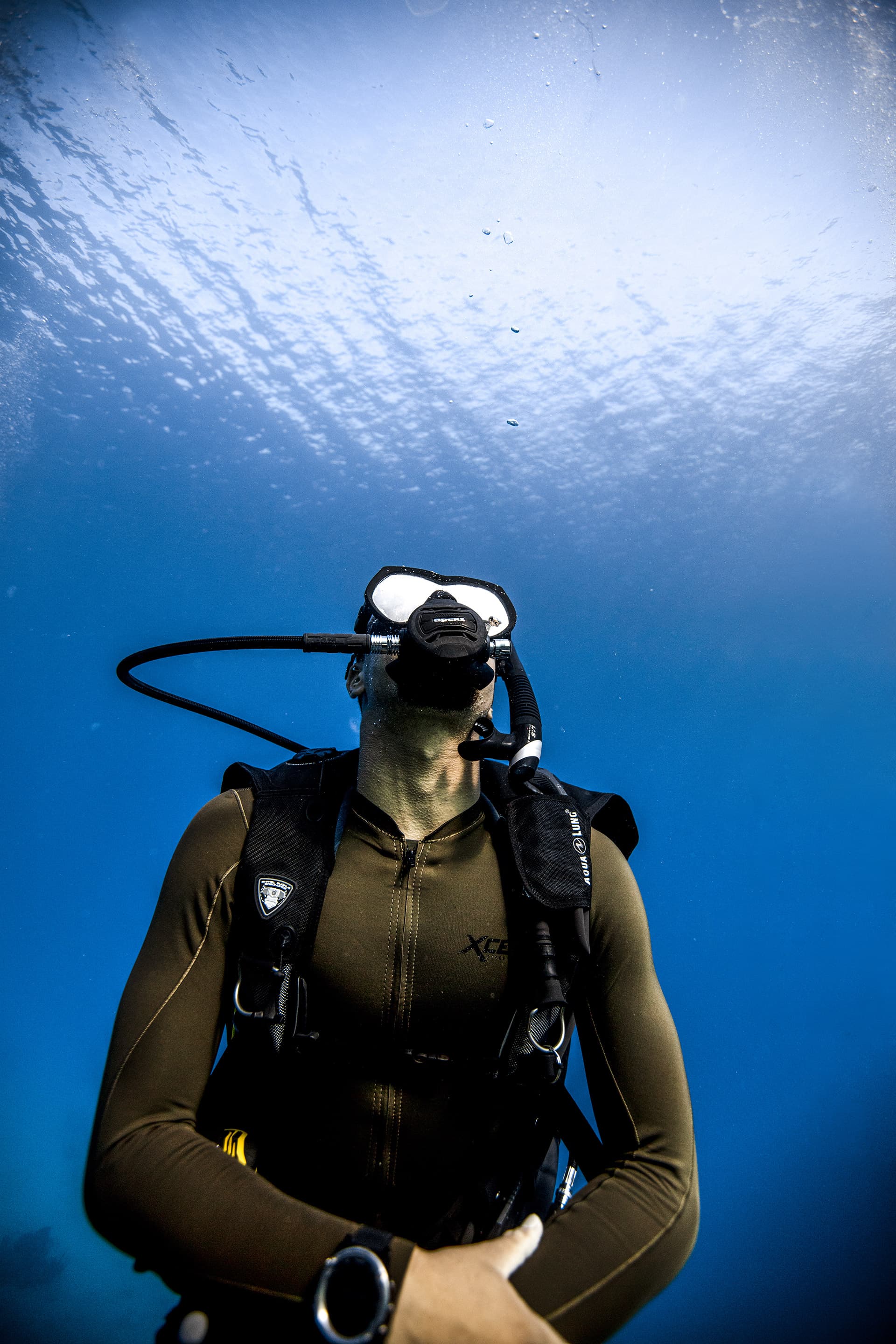 Divemaster briefing a group